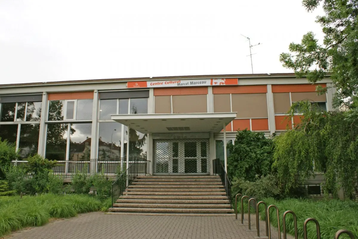 Le centre culturel Marcel Marceau se trouve juste à côté du lycée Jean Monnet