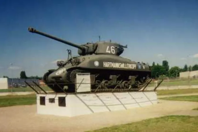 Le char Sherman qui accueille le visiteur au Mémorial Musée