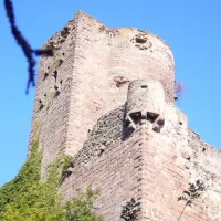 Le château de Kintzheim dresse fièrement ses tours en aval du Haut-Koenigsbourg DR