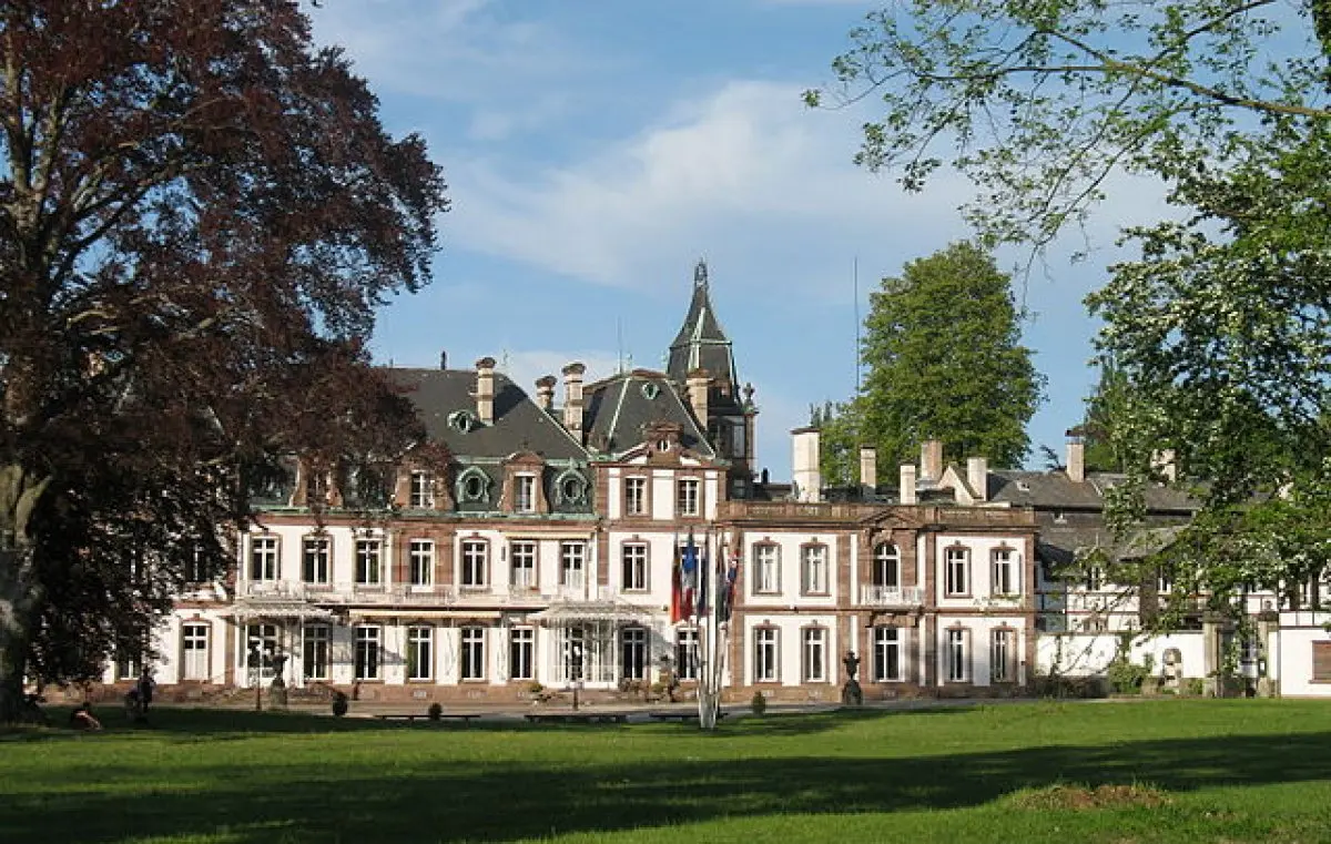 Le château de Pourtalès est confortablement installé dans un parc de 24 hectares