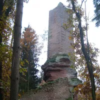 Le château de Wineck a conservé son impressionant donjon installé sur le rocher &copy; Michaël Münch