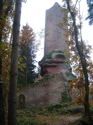 Le château de Wineck a conservé son impressionant donjon installé sur le rocher