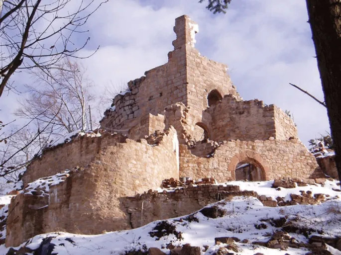 Le château du Kagenfels sous la neige, restauré par les soins de l\'association