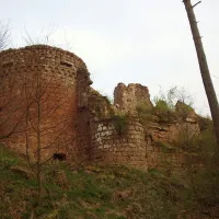 Le château du Schoeneck possède une des deux plus grosses tours d'artillerie d'Alsace &copy; Michaël Münch