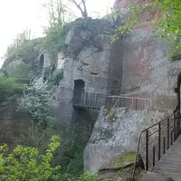 Le château du Vieux Windstein a plus l'air d'un immense rocher &copy; Pastix