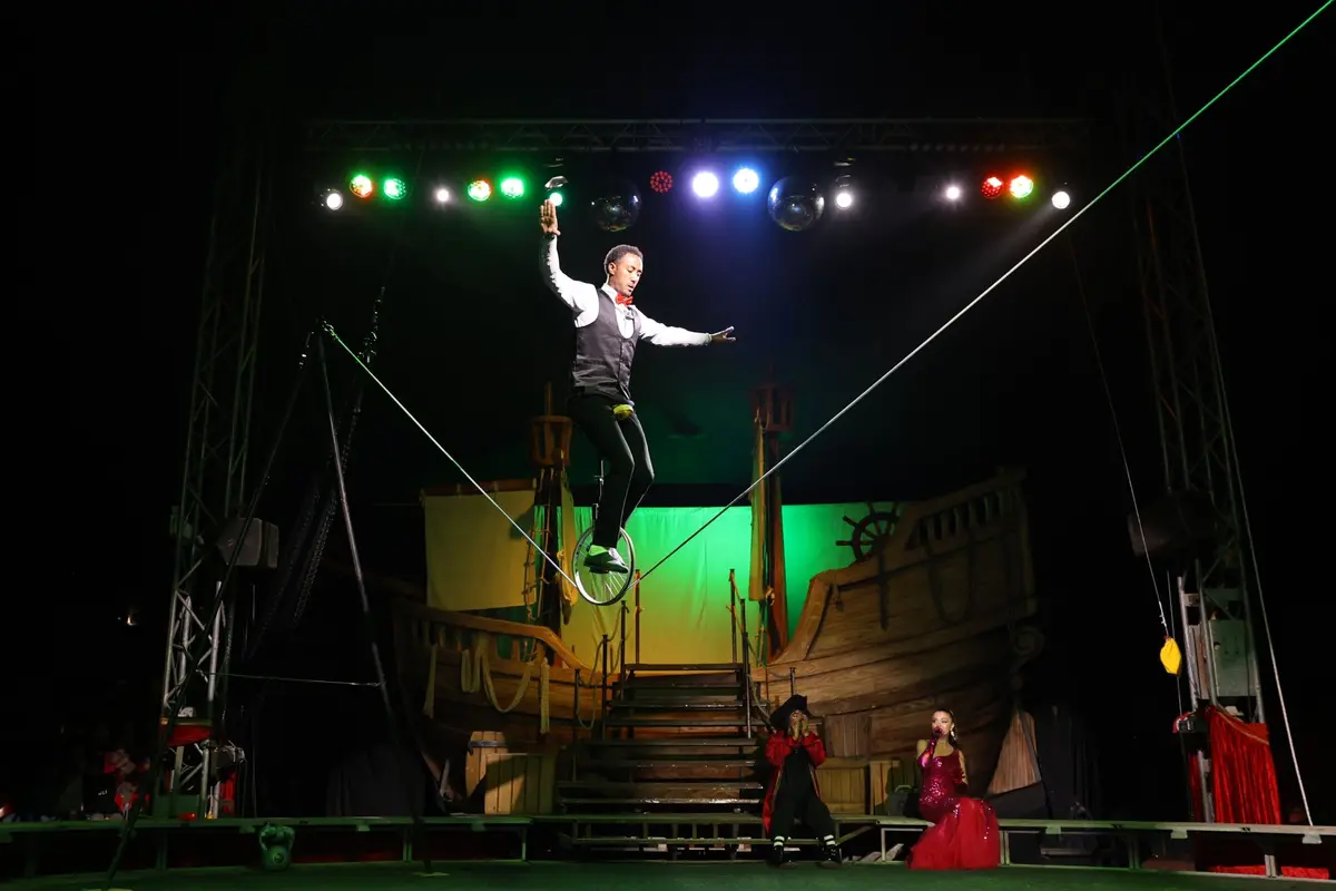 Cirque Medrano : La légende de l'oiseau bleu