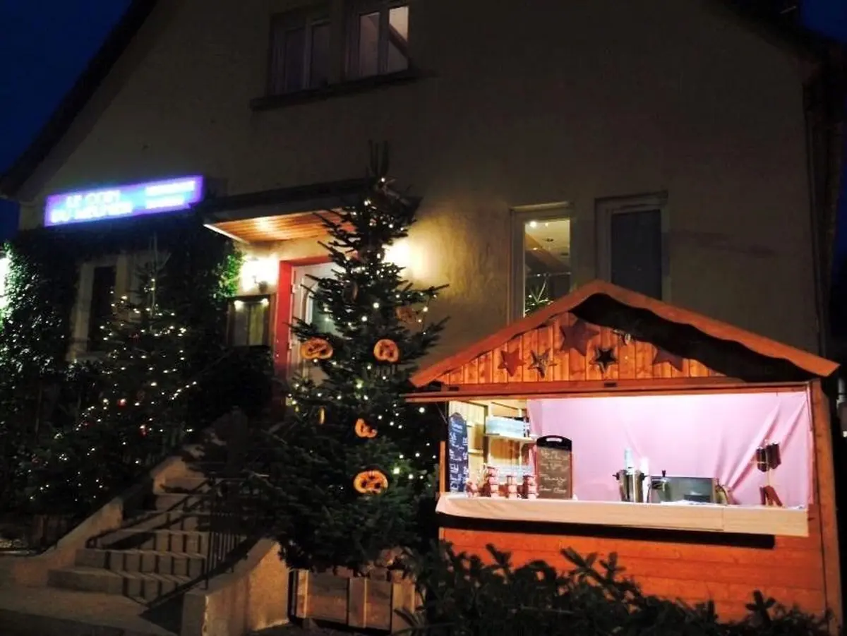 Pendant la période de l'Avent, on trouve un chalet gourmand devant le Coin du Meunier