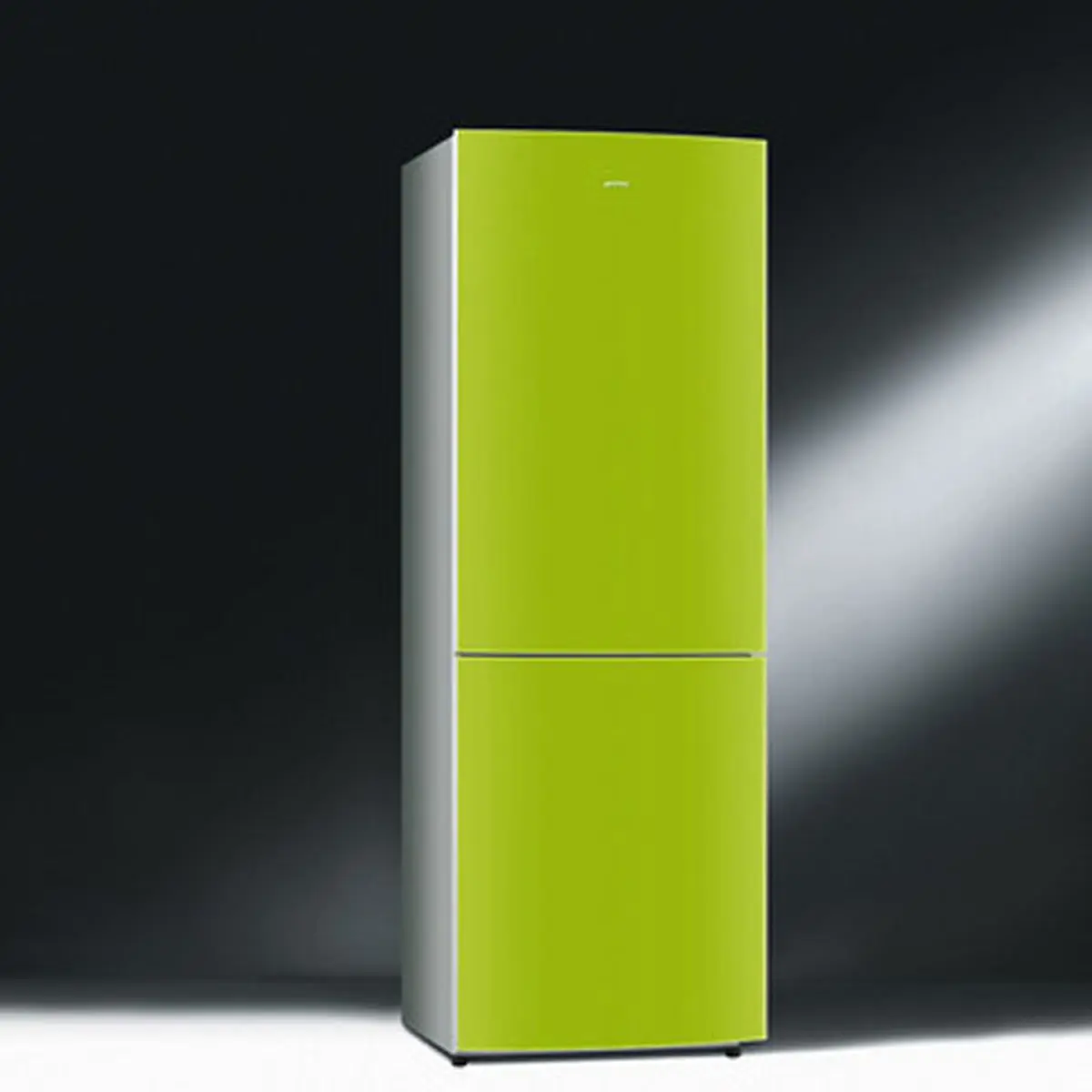 Le r&eacute;frig&eacute;rateur (norme A+) laqu&eacute; vert de Smeg. Prix indicatif : 1999 &euro;