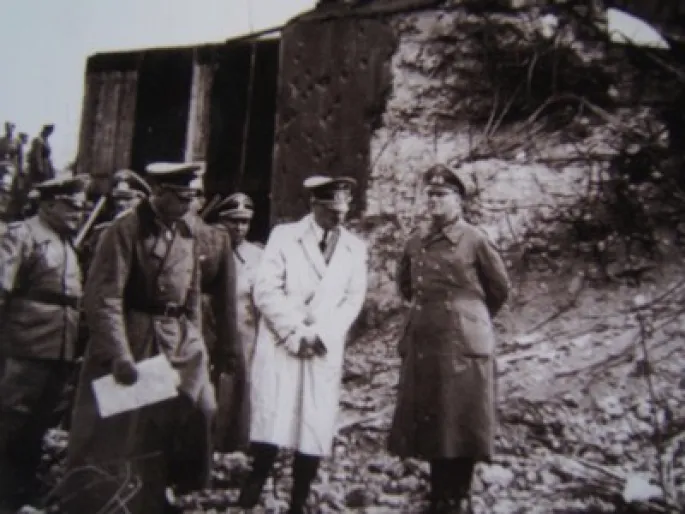 Le dictateur A. Hitler lors d\'un de ses passages en Alsace, ici à Neuf-Brisach