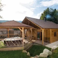 Découvrez les chalets du Domaine du Haut Jardin DR