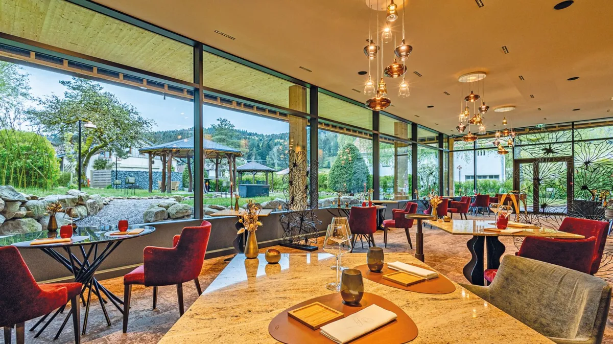 La nouvelle salle du restaurant du Domaine, avec sa vue sur le parc arboré