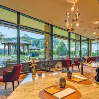 La nouvelle salle du restaurant du Domaine, avec sa vue sur le parc arboré DR
