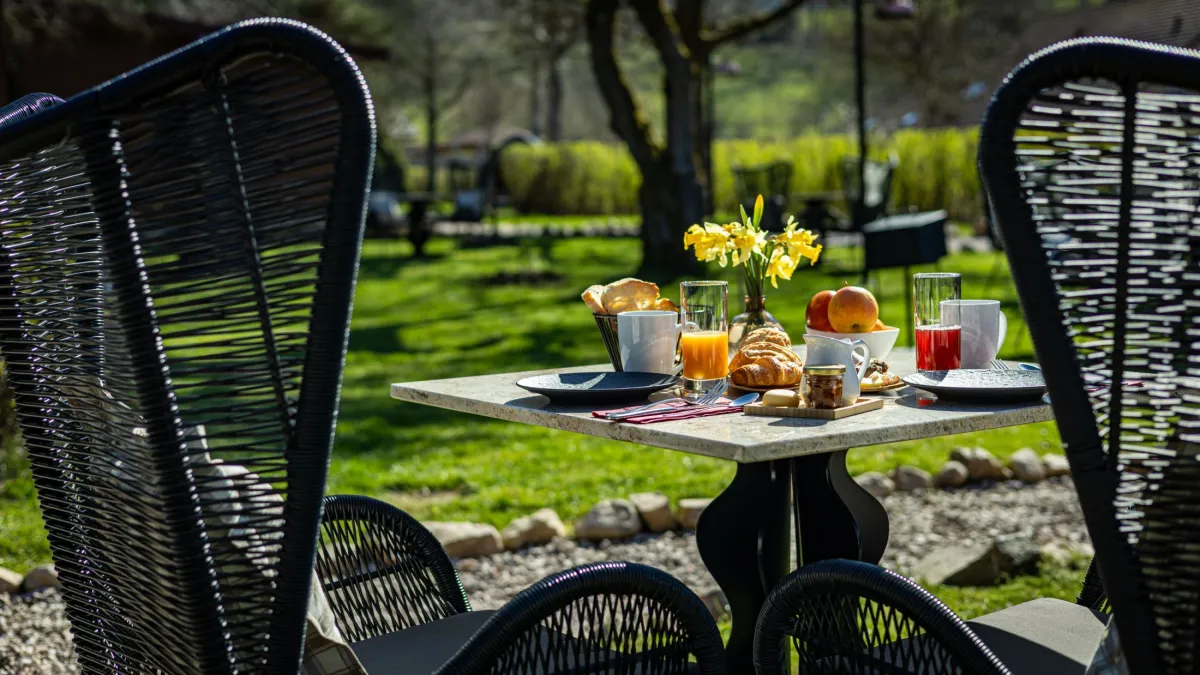 Petit déjeuner au soleil, dans la nature