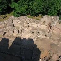 Le donjon permet d'avoir une meilleure vue sur les ruines du château &copy; Denis Helfer
