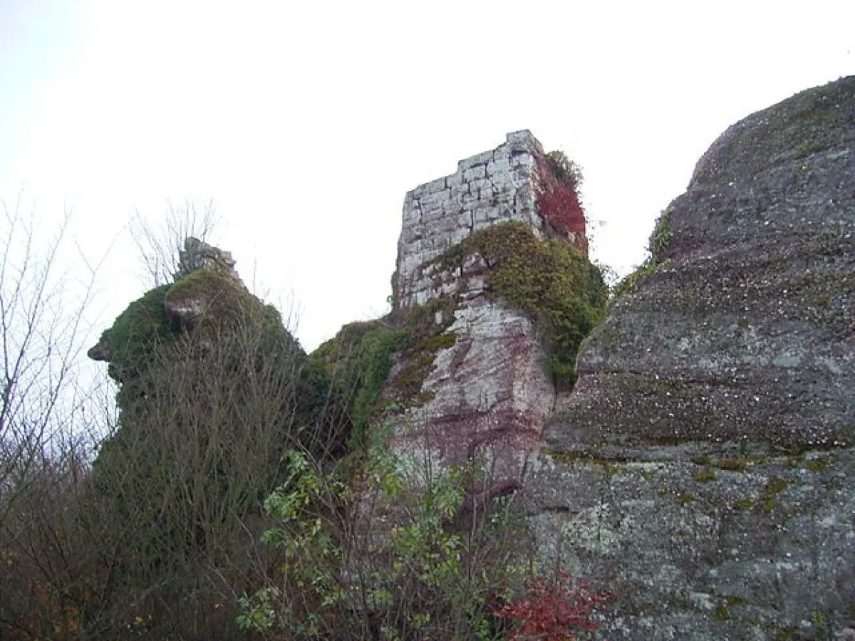 Le donjon pentagonal du Grand Ringelstein suit la taille de la falaise