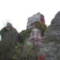Le donjon pentagonal du Grand Ringelstein suit la taille de la falaise &copy; Pethrus