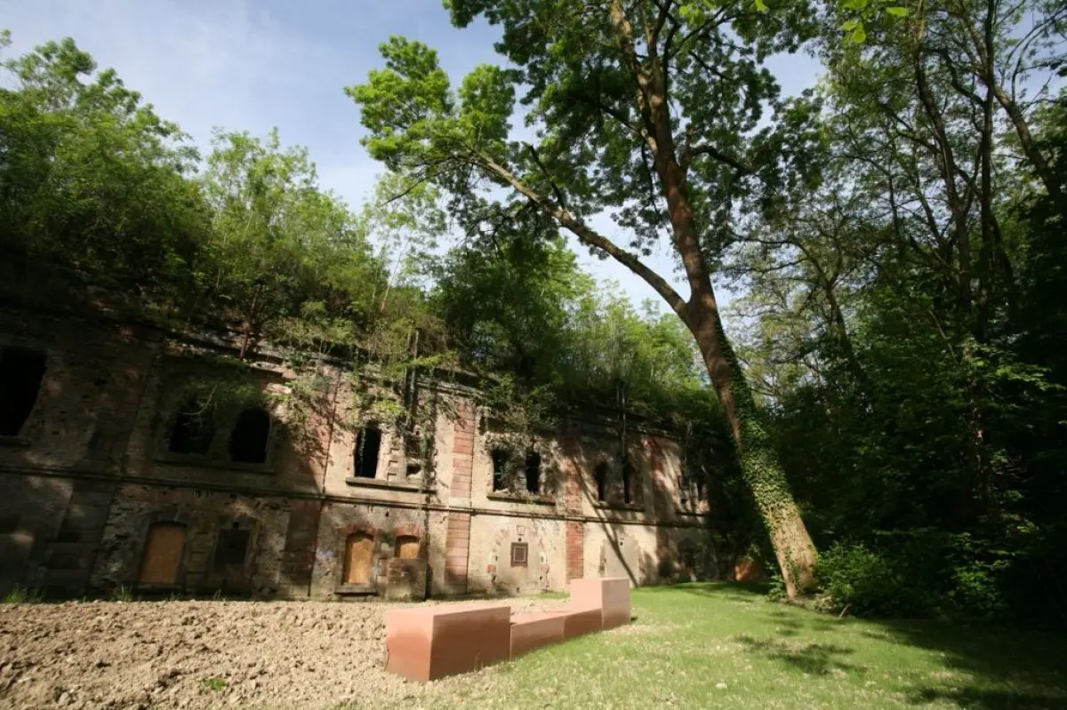 Le fort Uhrich, dont les abords ont été réaménagés récemment, est un lieu de promenade agréable à Illkirch