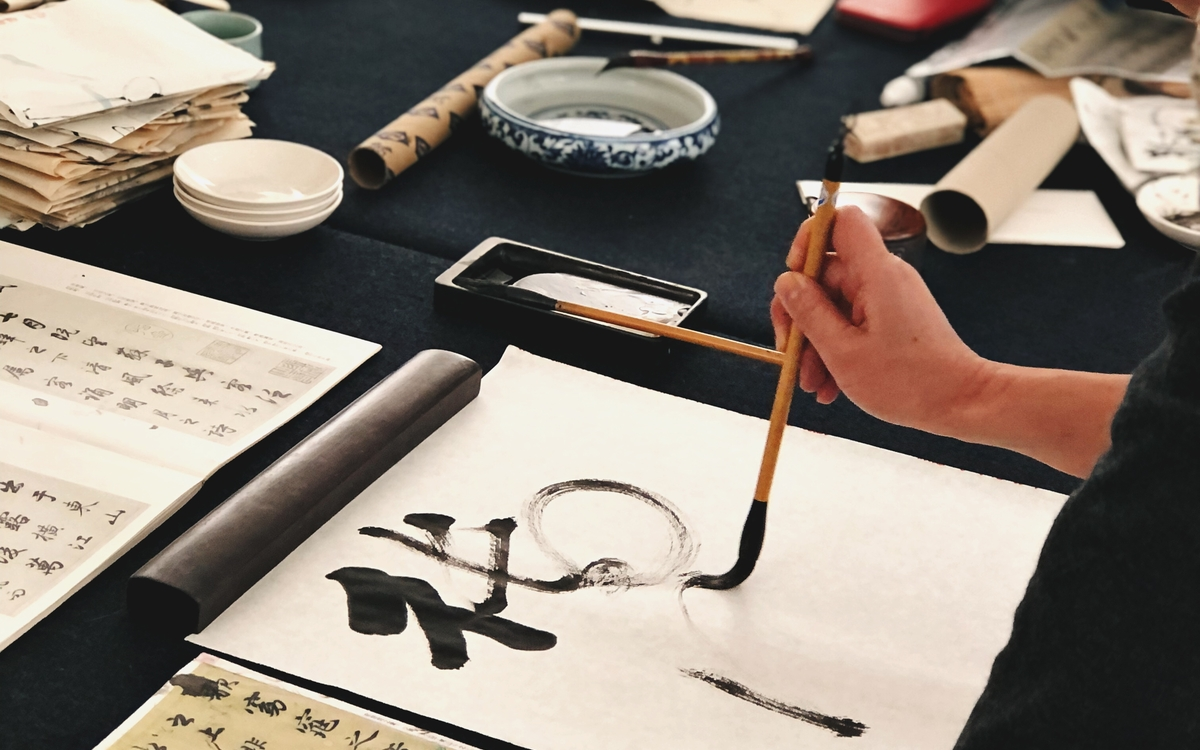 Moment des cours de calligraphie chinoise à l'Institut Feibai