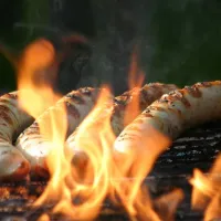 Merguez, saucisses blanches et chipolatas s'invitent sur nos barbecues cet été DR