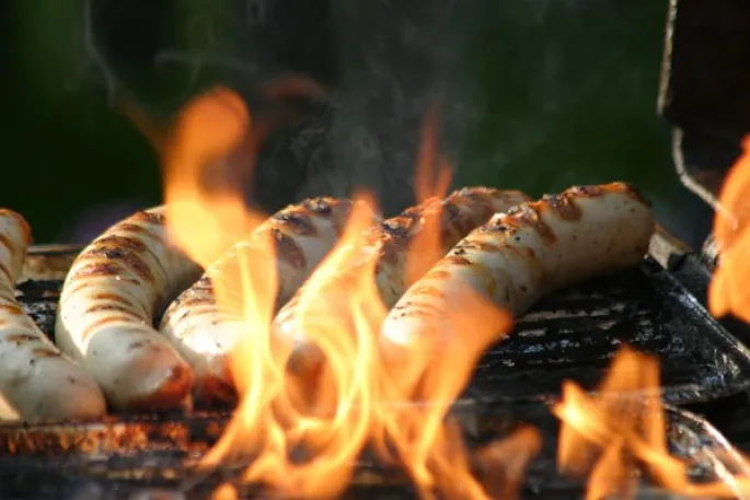 Merguez, saucisses blanches et chipolatas s\'invitent sur nos barbecues cet été