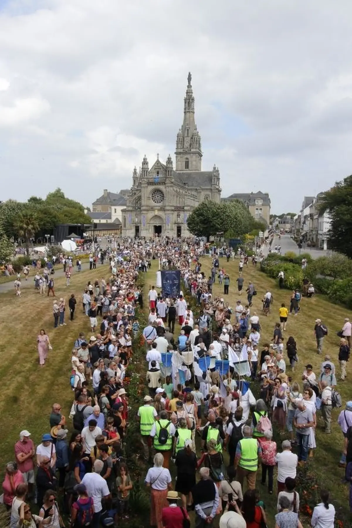 Les 25 et 26 juillet 2026, pr&egrave;s de 20 000 p&egrave;lerins se retrouvent au Sanctuaire de Sainte-Anne-d'Auray pour l'un des plus grands pardons bretons