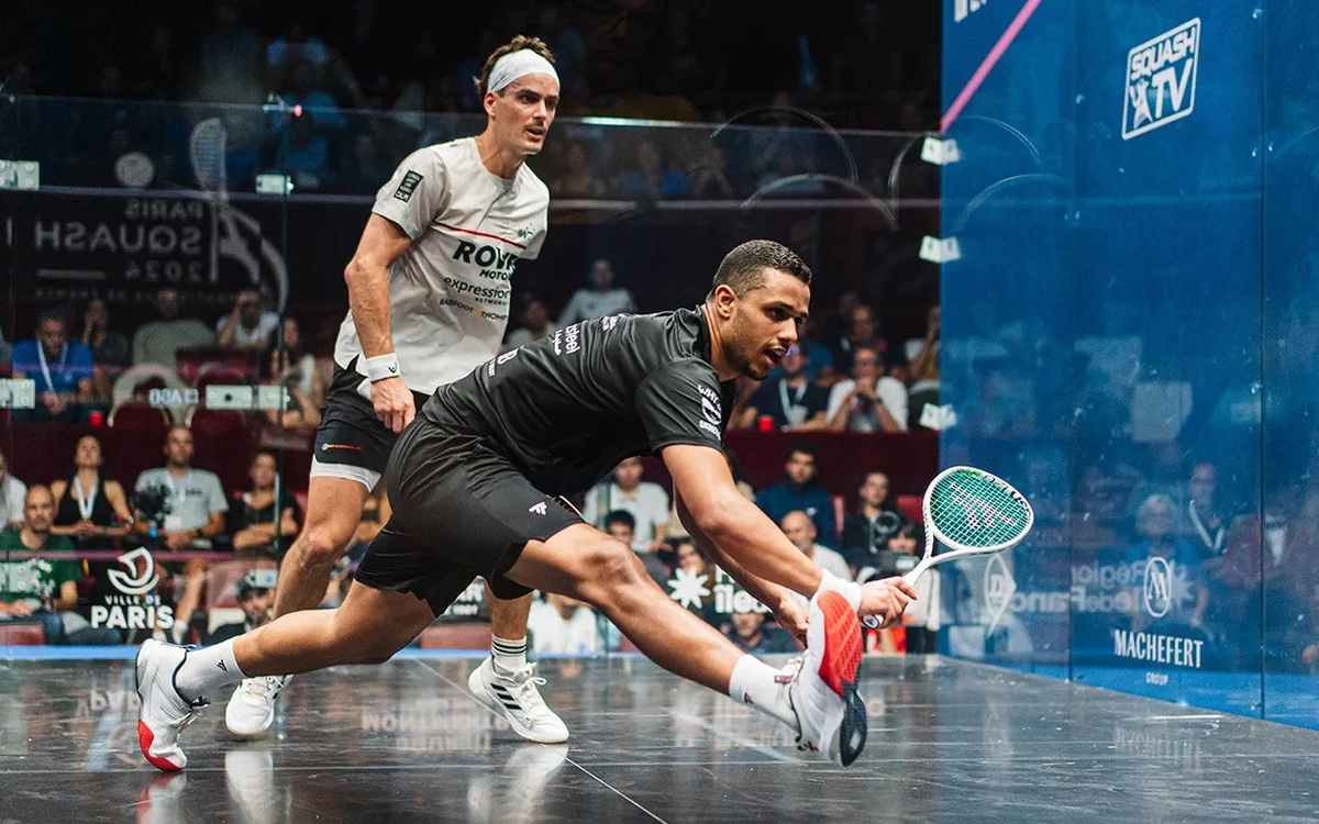 Mostafa Asal contre Paul Coll au Paris Squash 2024. Ils seront présents du 17 au 20 juin 2026 au Centquatre-Paris.