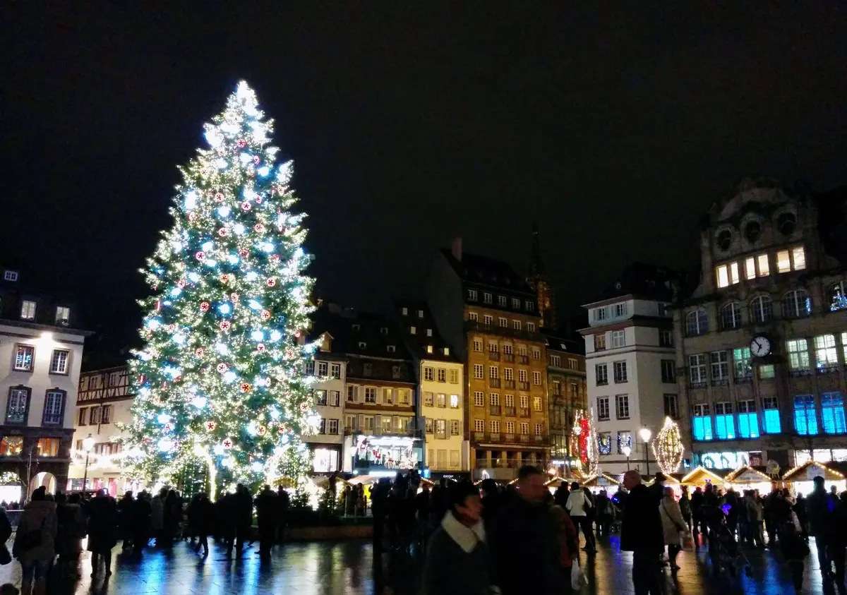 Le grand sapin de la place Kléber