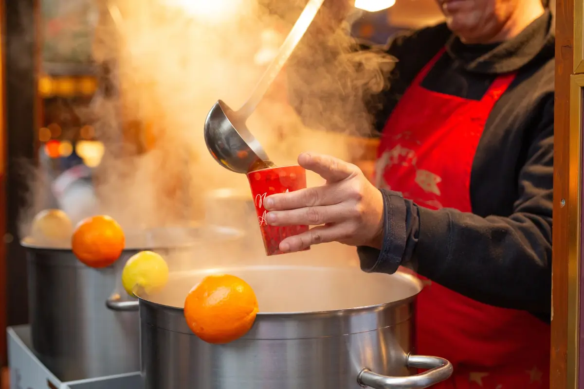 Le traditionnel vin chaud &agrave; d&eacute;guster sur les march&eacute;s de No&euml;l