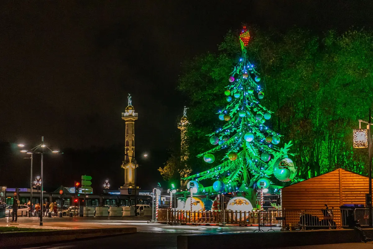 Place Des Quinconces, de nuit &agrave; Bordeaux en p&eacute;riode de No&euml;l