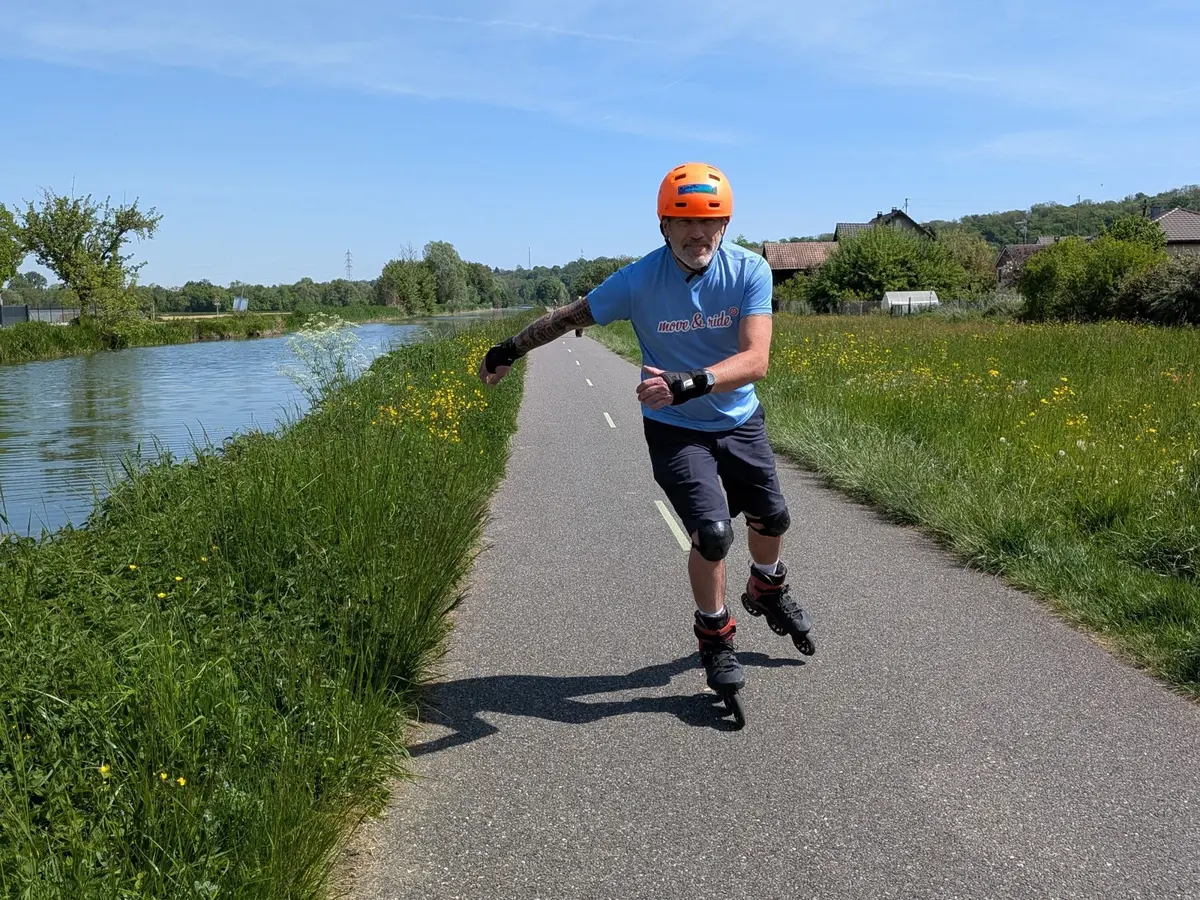 Cyrille Sanchez sur la piste cyclable longeant le canal du Rhône au Rhin à Zillisheim