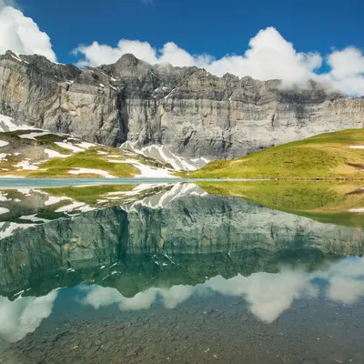 Le lac d'Anterne, le miroir des falaises des Fiz