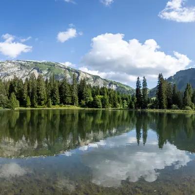 Le lac de Joux Plane, un miroir face au Mont-Blanc