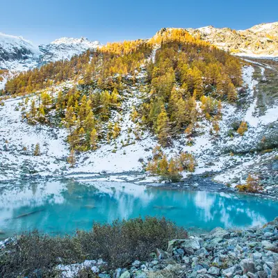 Le lac de la Douche, un miroir sauvage au pied des Écrins