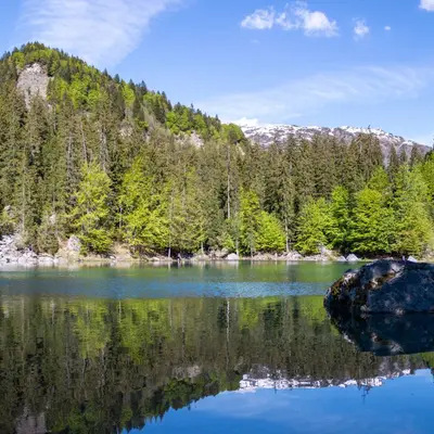 Le lac Vert de Passy, un miroir d’émeraude face au Mont-Blanc