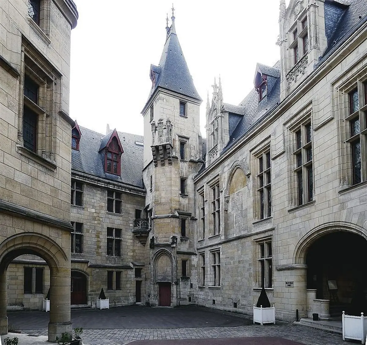 Le Marais : hôtels de prestige et femmes remarquables