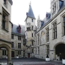 Le Marais : hôtels de prestige et femmes remarquables