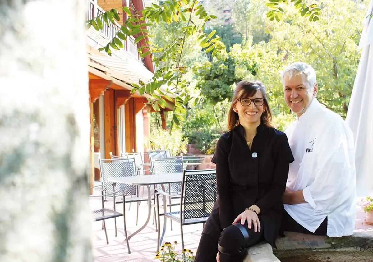 Le chef Jean-Michel Eblin et sa femme Anne sur la terrasse d'été du Maximilien
