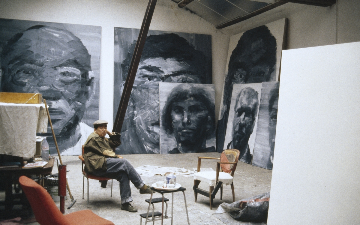 Yan Pei-Ming dans son atelier à Dijon, 1992