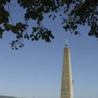Le monument du Geisberg veille sur Wissembourg DR