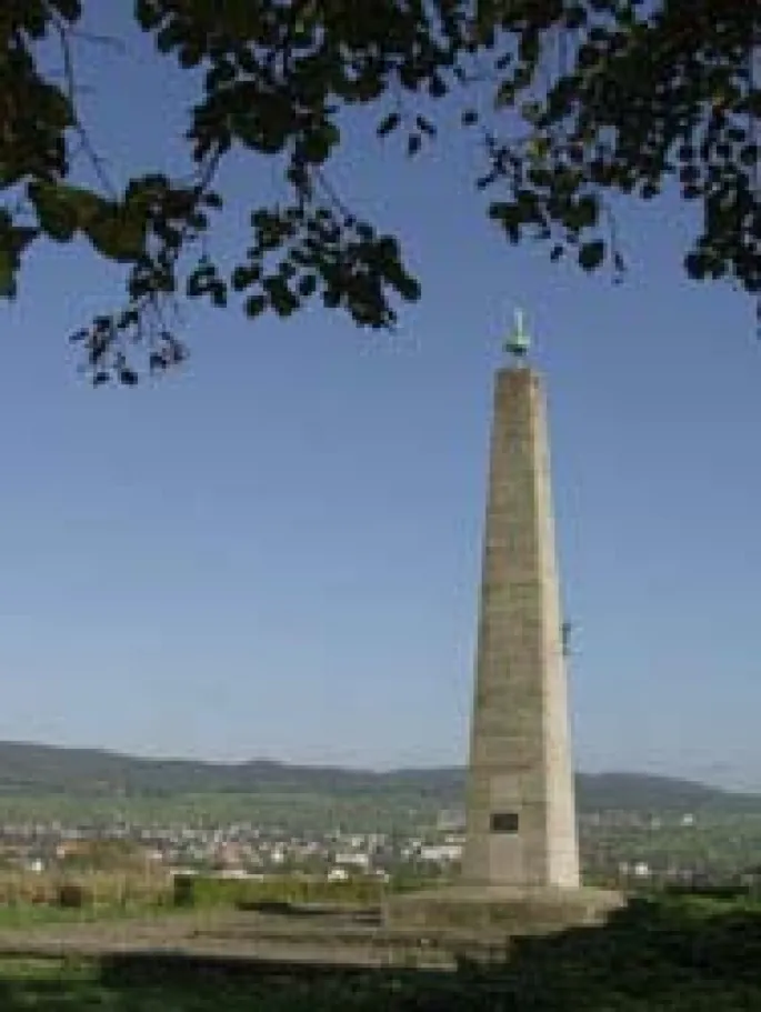 Le monument du Geisberg veille sur Wissembourg