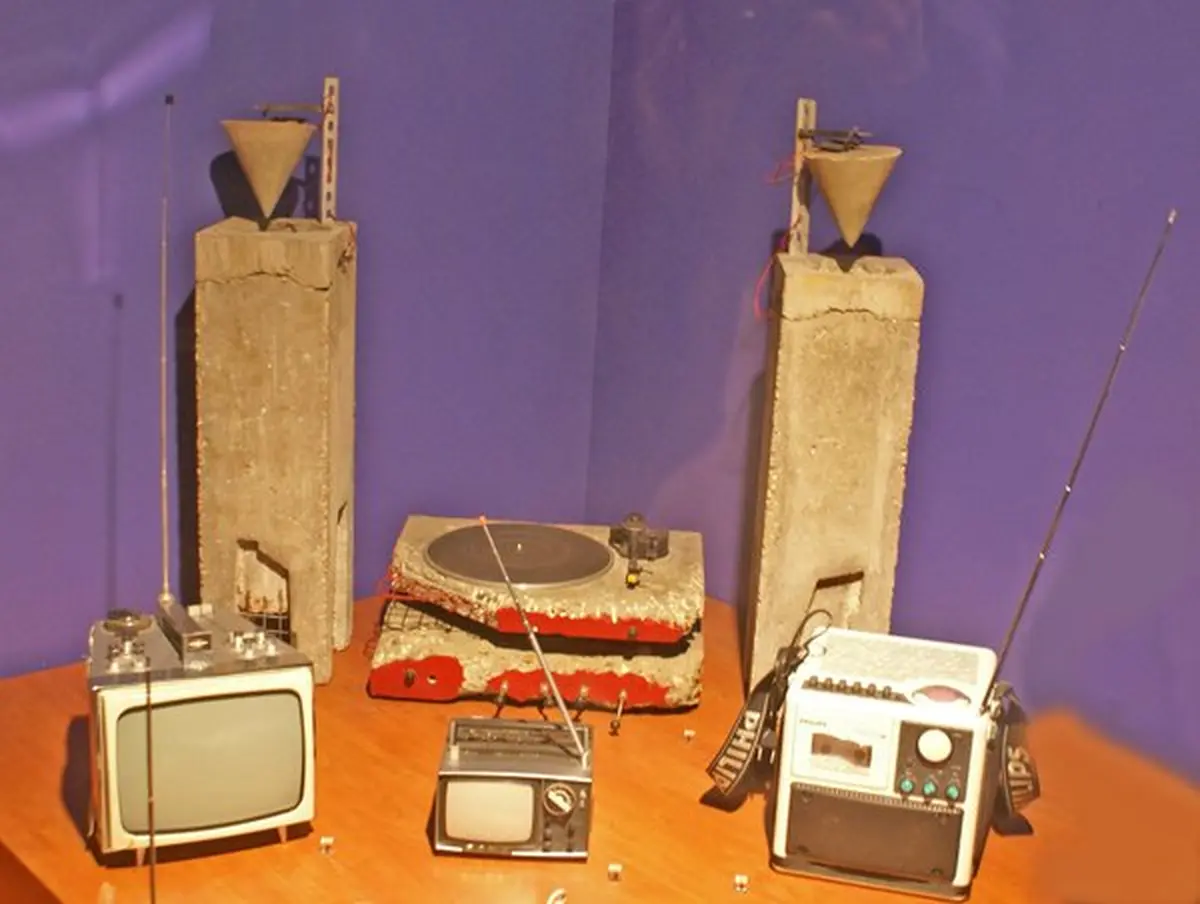 La chaîne hi-fi tout en béton signée du designer Ron Arad : quand l’art contemporain rejoint la technologie