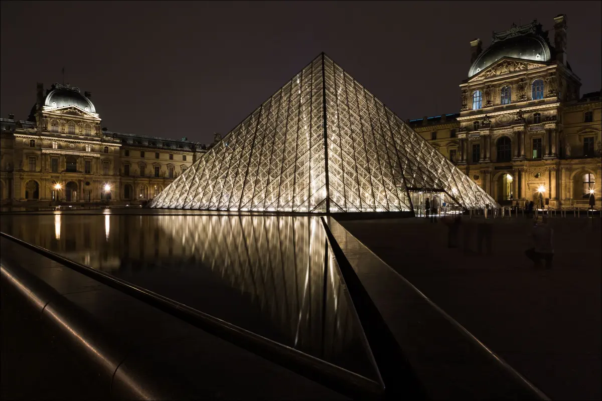 La pyramide du mus&eacute;e du Louvre Paris