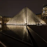 La pyramide du musée du Louvre Paris &copy; Adrien Sifre, via flickr