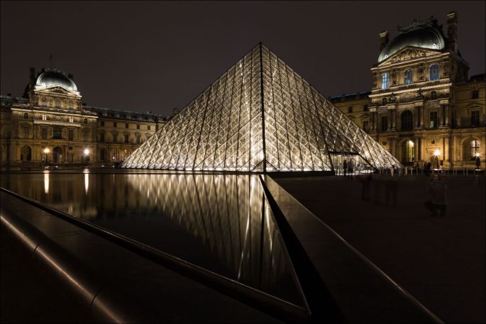 La pyramide du musée du Louvre Paris