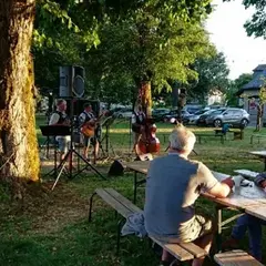 Le p'tit marché nocturne à Thérondels - en musique avec le groupe Angharad