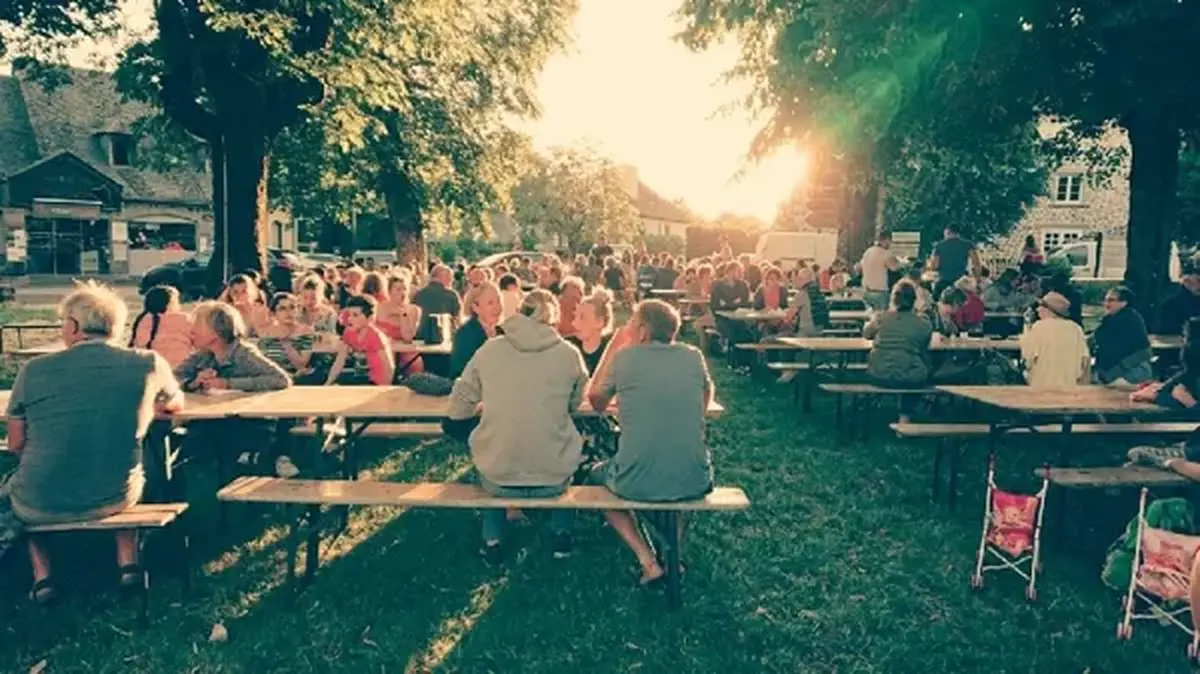 Le p'tit marché nocturne à Thérondels - en musique avec le groupe les marchands d'cailloux