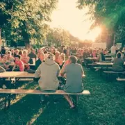 Le p'tit marché nocturne à Thérondels - en musique avec le groupe les marchands d'cailloux