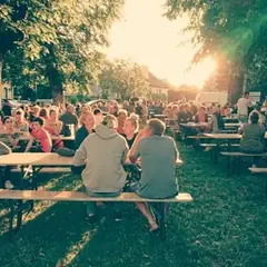 Le p'tit marché nocturne à Thérondels - en musique avec le groupe les marchands d'cailloux