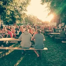 Le p'tit marché nocturne à Thérondels - en musique avec le groupe les marchands d'cailloux