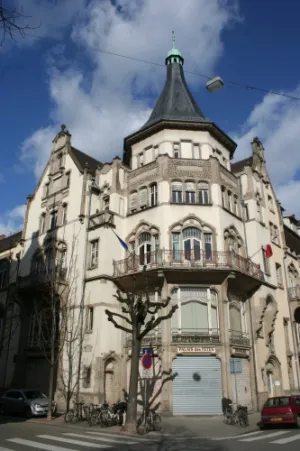 Le Palais des Fêtes de Strasbourg se trouve au croisement des rues Sellénick, Phalsbourg et  du boulevard Clémenceau